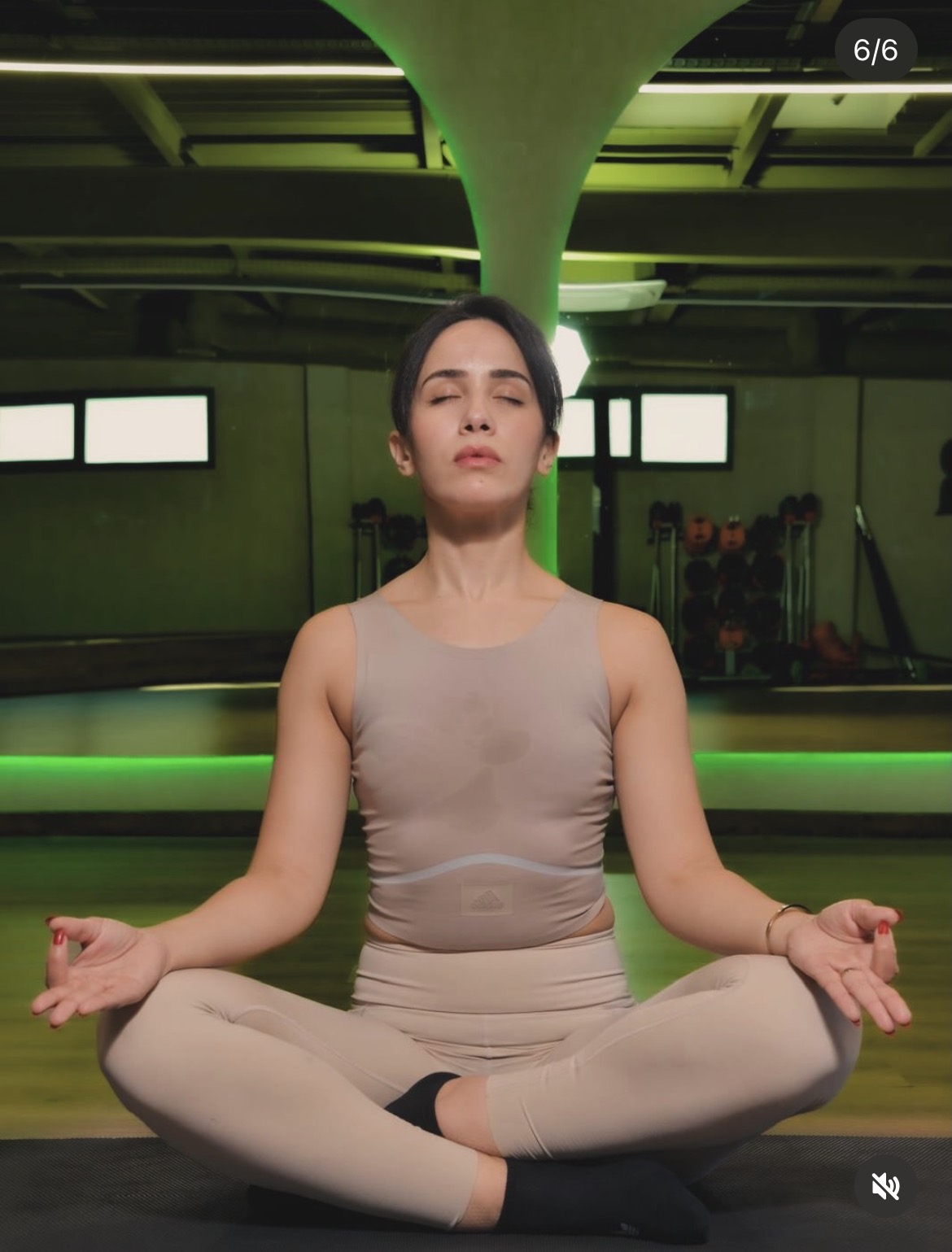 Hayat assise en méditation à la salle